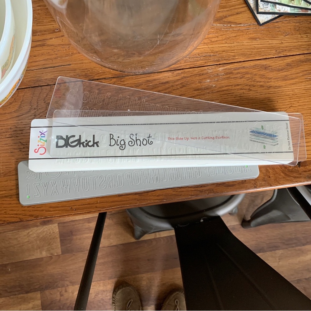 Sizzix cutting pads with alpha banner die